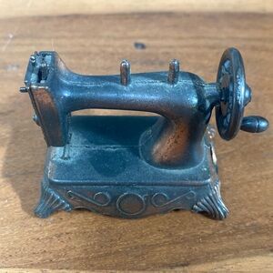 Small metal sewing machines e shaped pencil sharpener